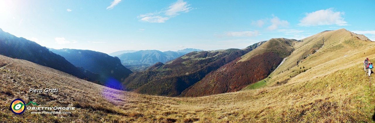 25 Panorama sulla Valle Asinina e sul versante sud del Baciamorti.jpg